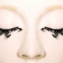 Os famosos cílios postiços estilizados para adornar os olhos: estranhos ou bonitos?